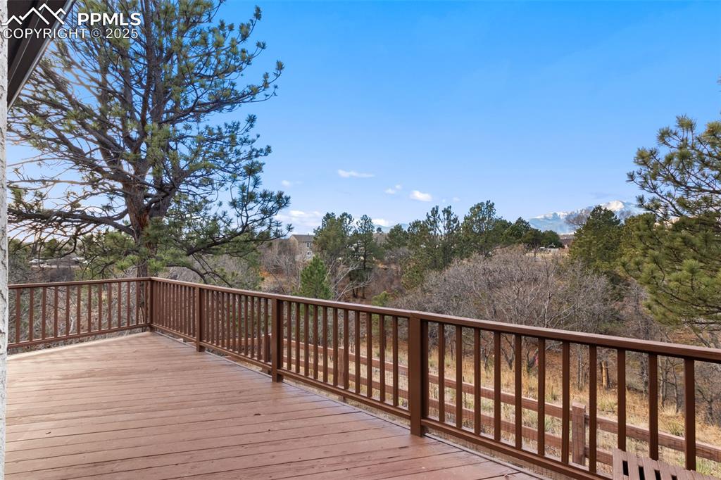 Image 33 of 40: Deck