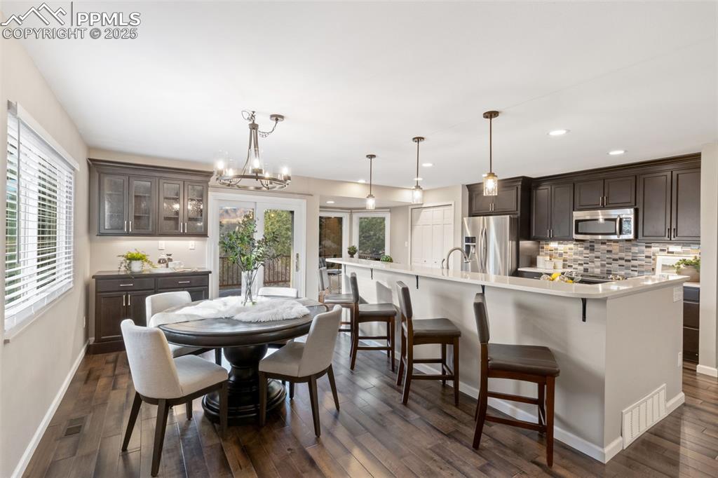 Image 4 of 40: Dining Area