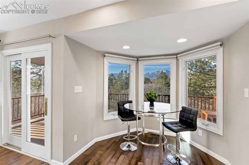 Image 8 of 40: Dining Area