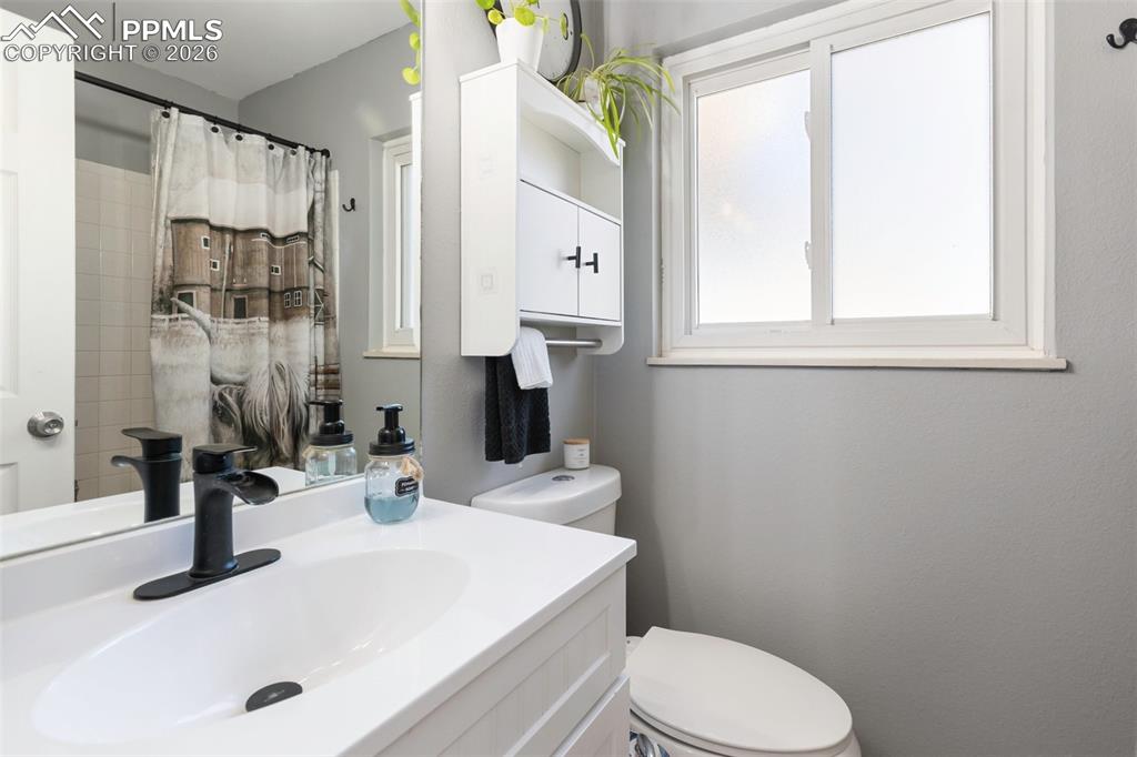 Image 15 of 36: Bathroom