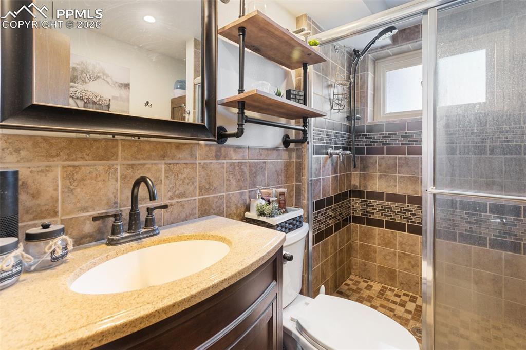 Image 22 of 36: Bathroom