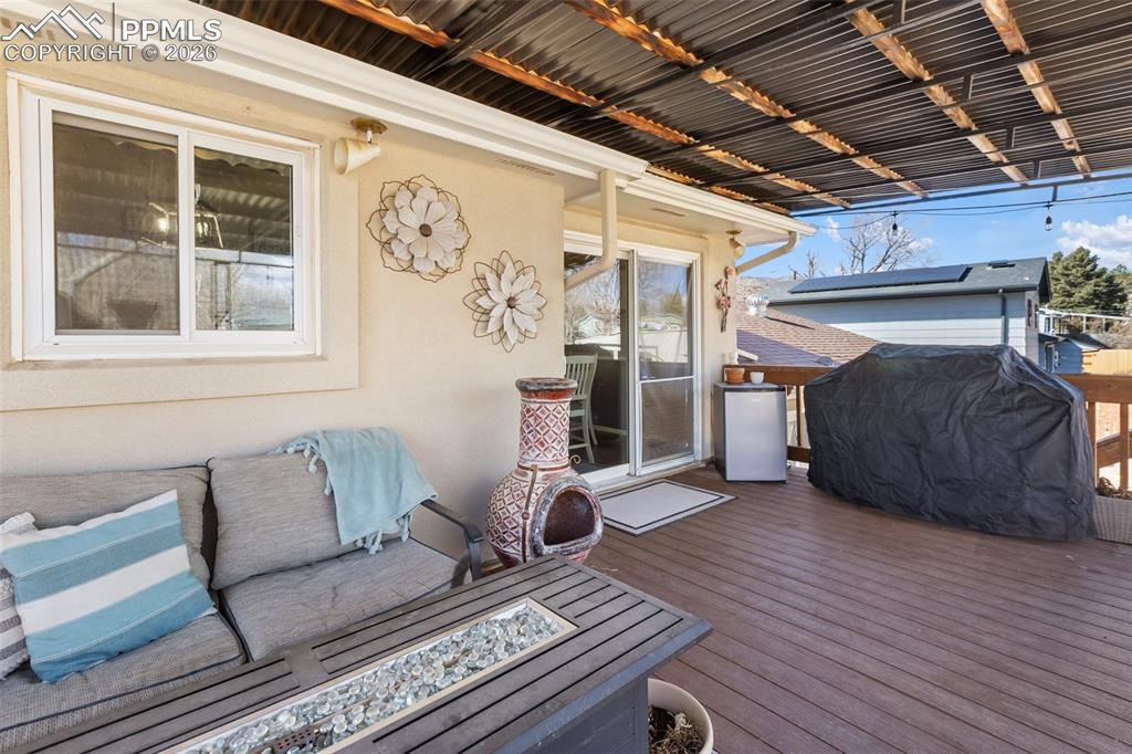 Image 33 of 36: Deck