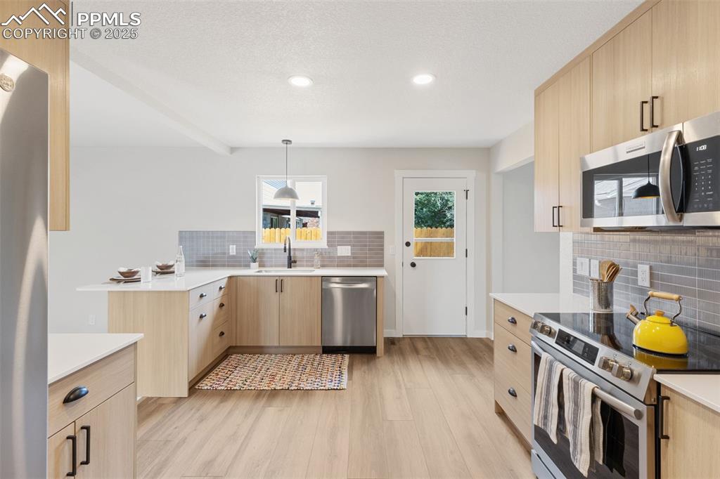 Image 13 of 36: Kitchen