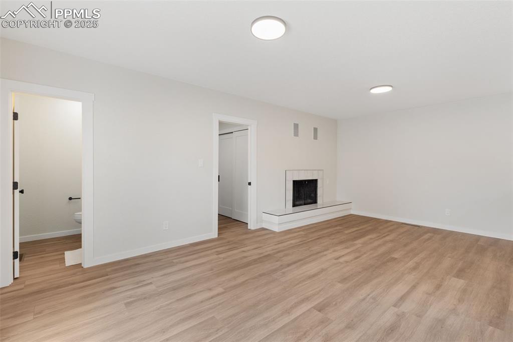 Image 15 of 36: Living Room
