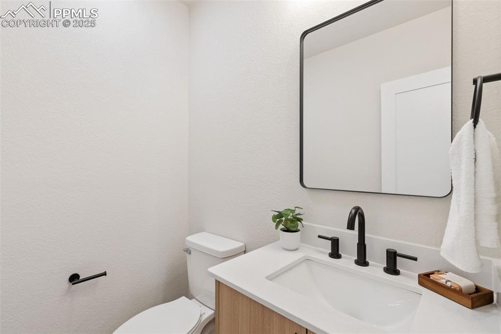 Image 16 of 36: Bathroom