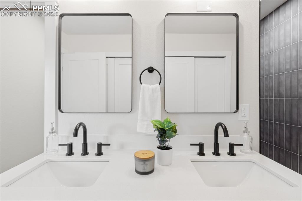 Image 21 of 36: Bathroom