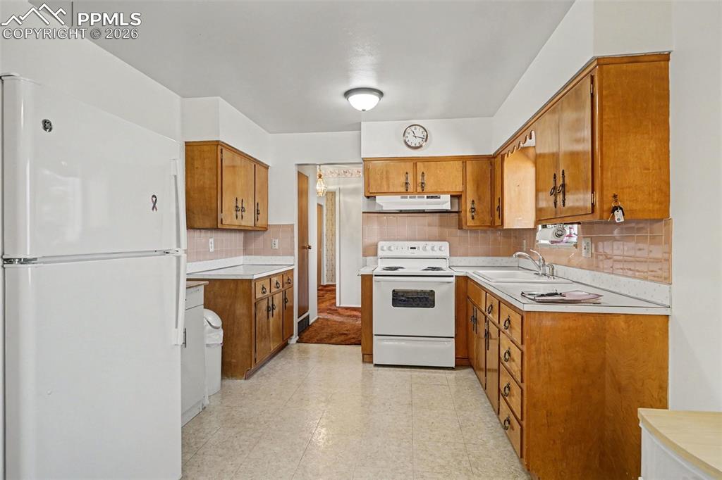 Image 11 of 45: Kitchen