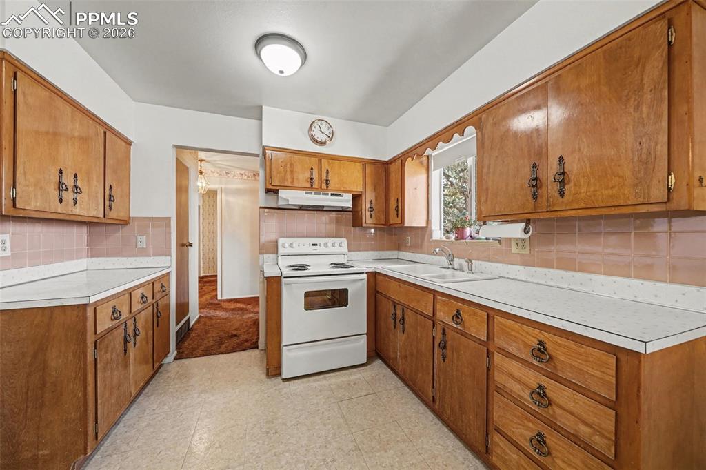 Image 12 of 45: Kitchen