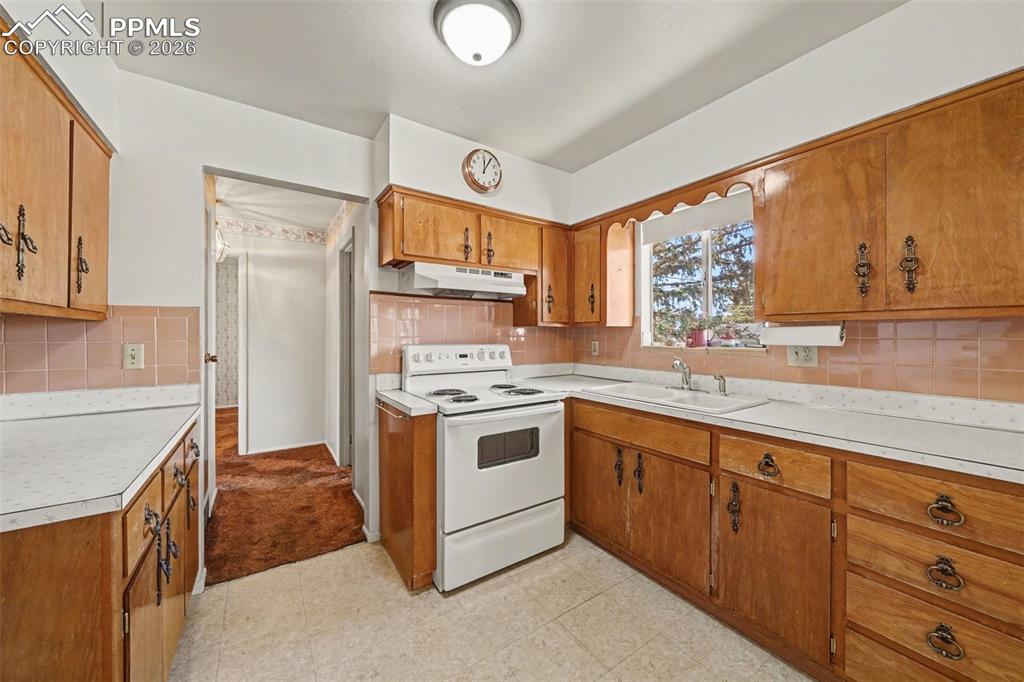 Image 13 of 45: Kitchen