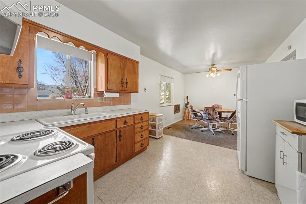 Image 14 of 45: Kitchen