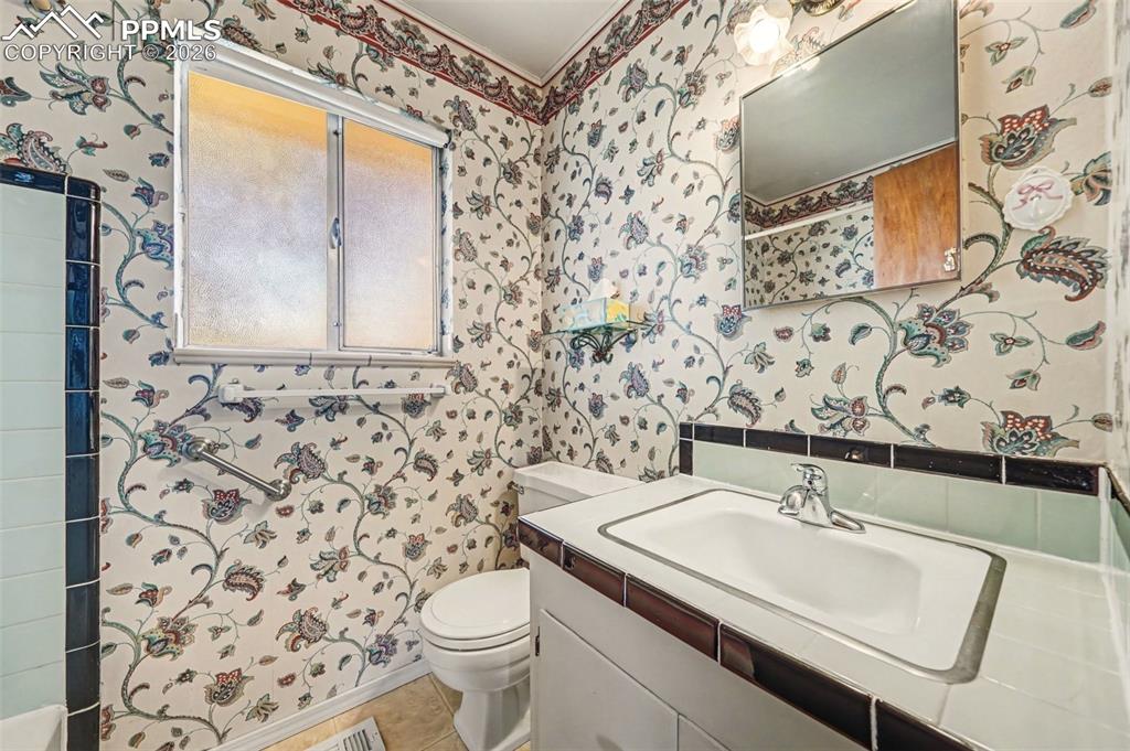 Image 16 of 45: Fulll Bath