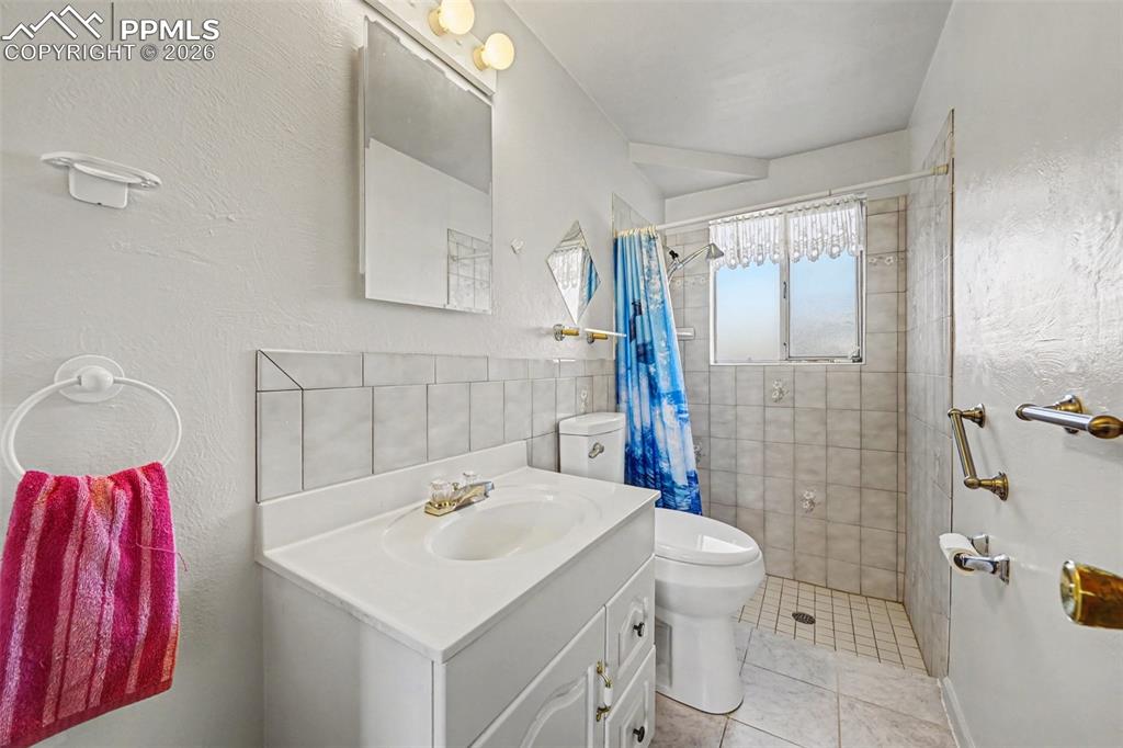 Image 19 of 45: 3/4 Bathroom