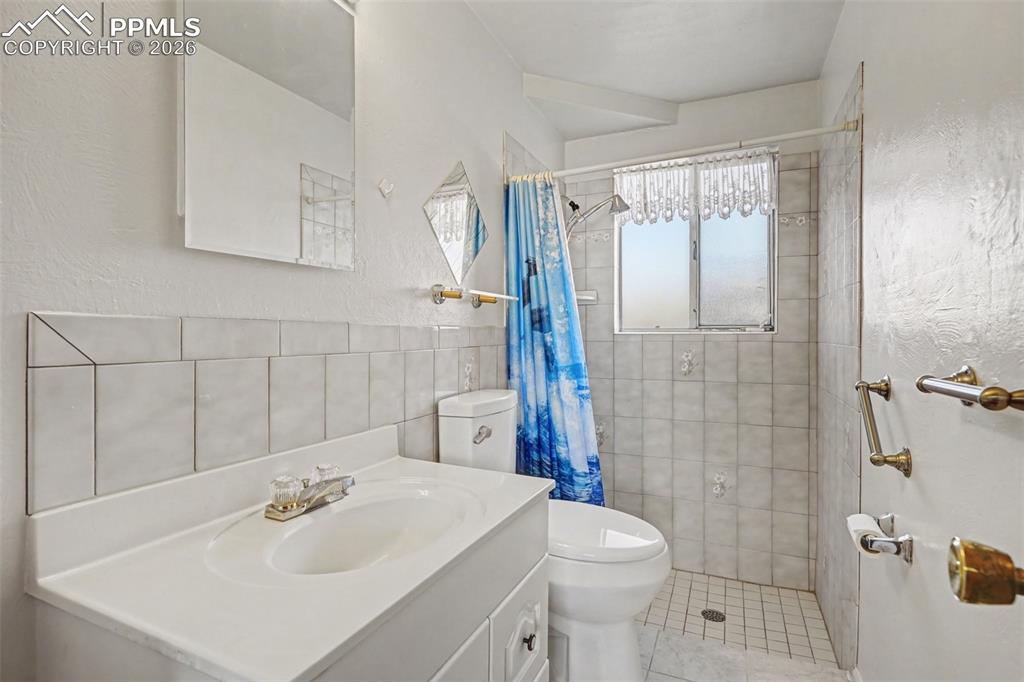 Image 20 of 45: 3/4 Bathroom