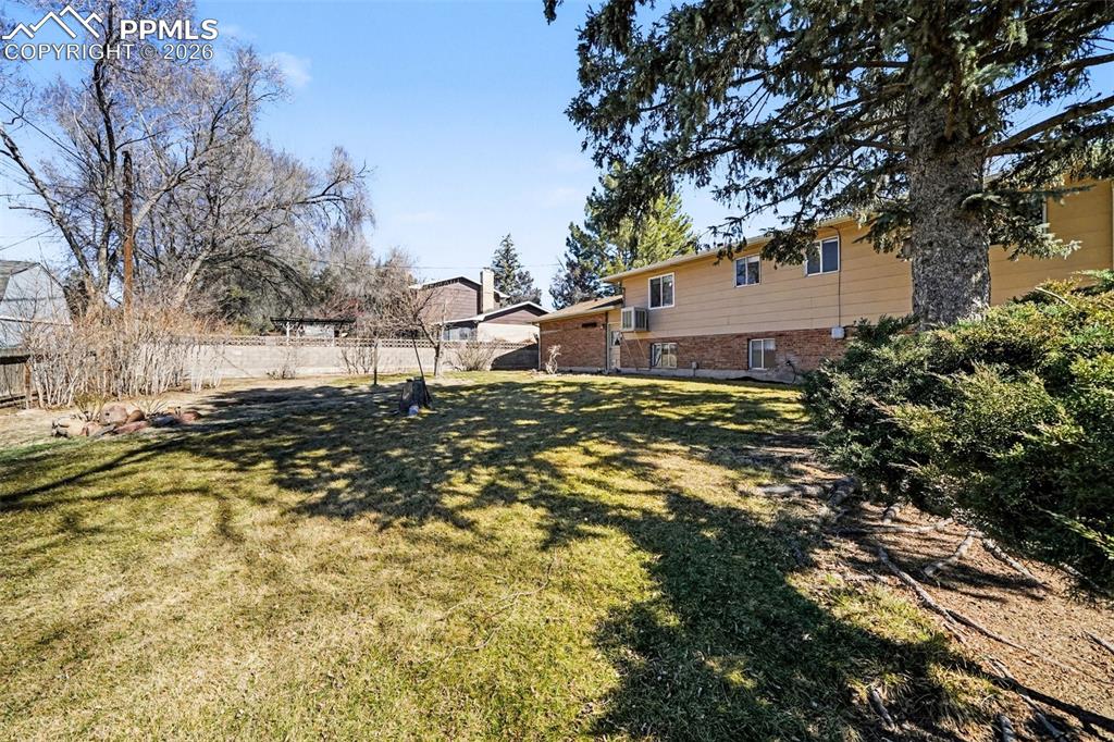 Image 33 of 45: Back yard