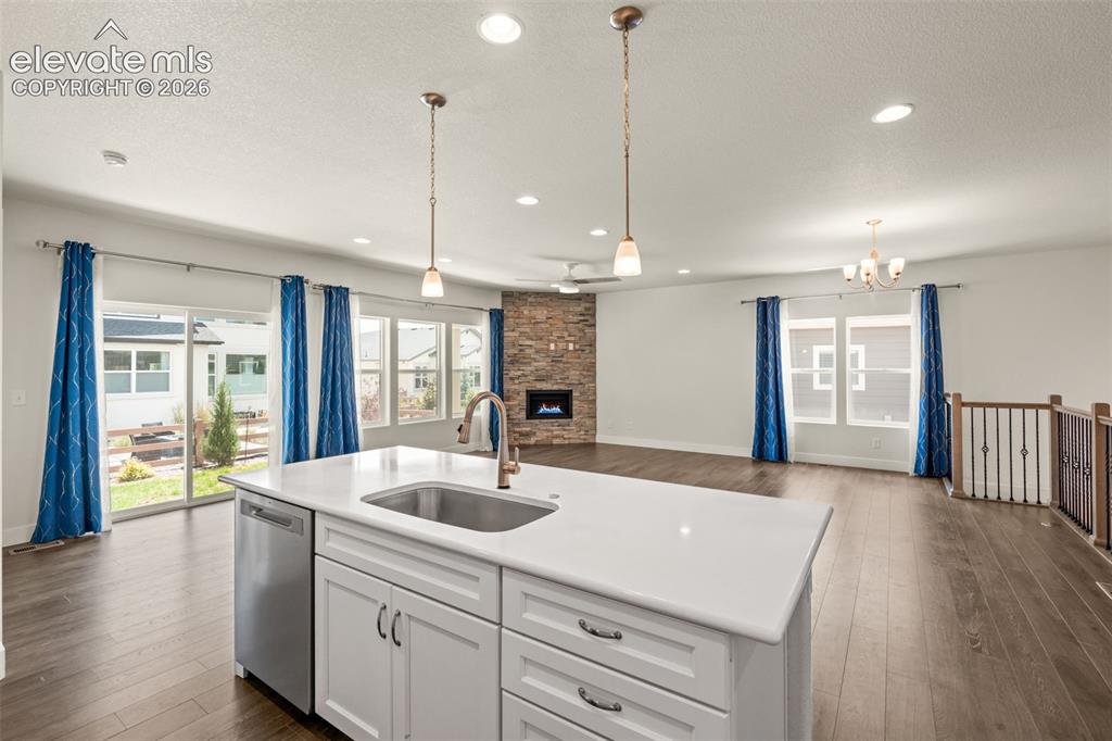 Image 18 of 49: Kitchen