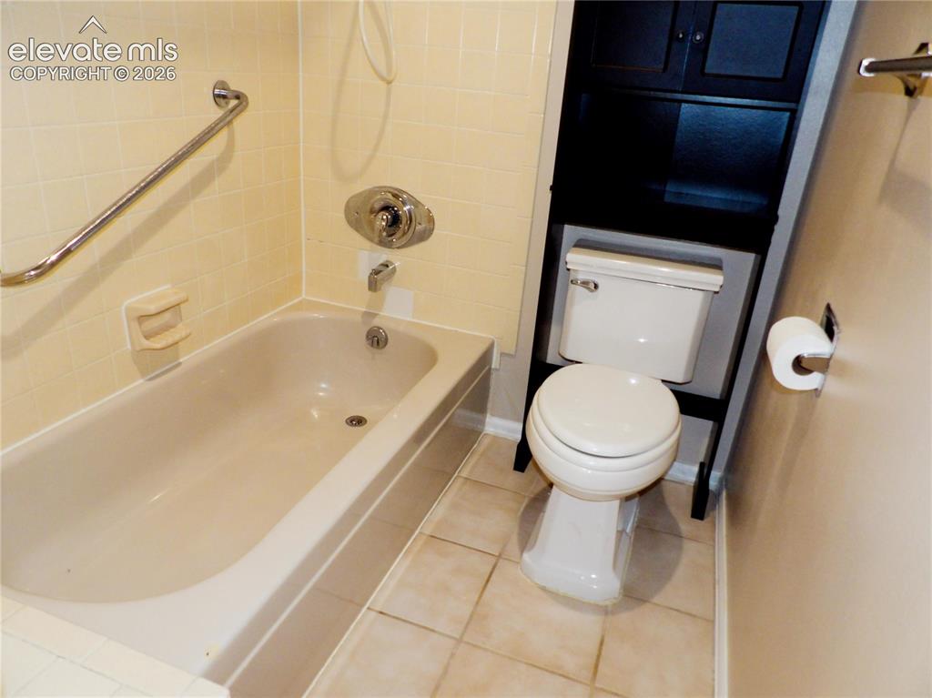 Image 10 of 21: Bathroom
