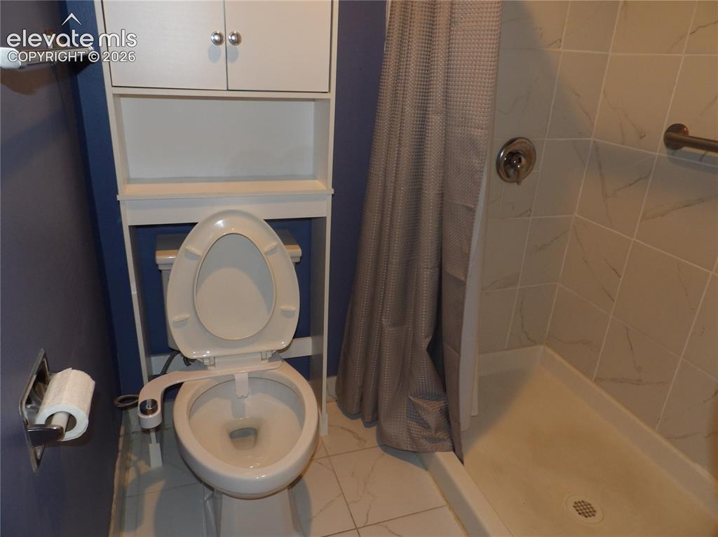Image 12 of 21: Bathroom