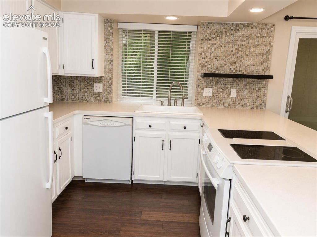 Image 2 of 21: Kitchen