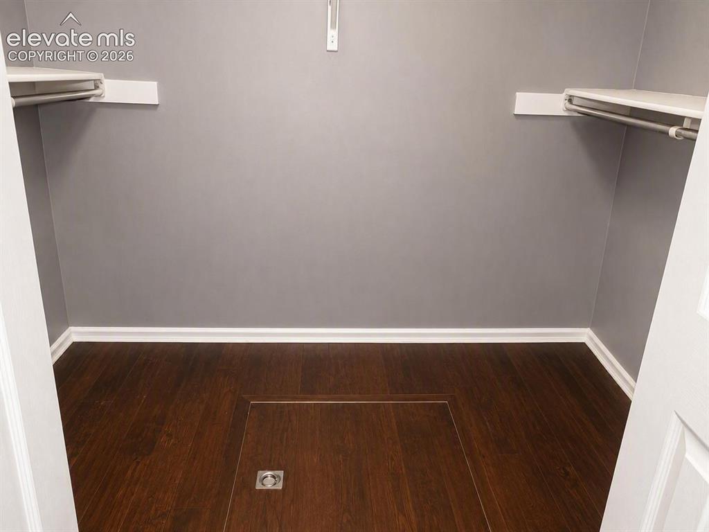 Image 20 of 21: Closet