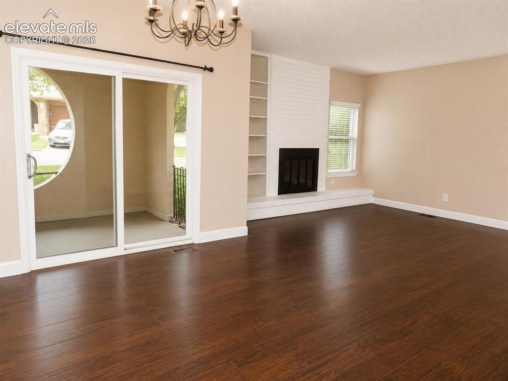 Image 21 of 21: Living Room