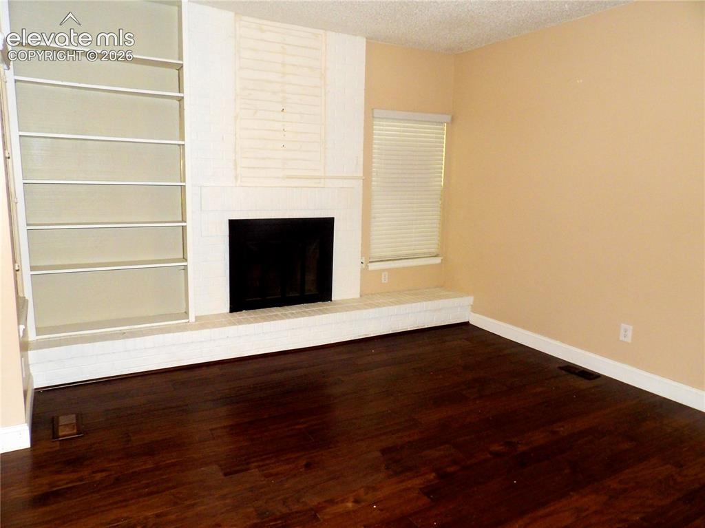 Image 4 of 21: Living Room