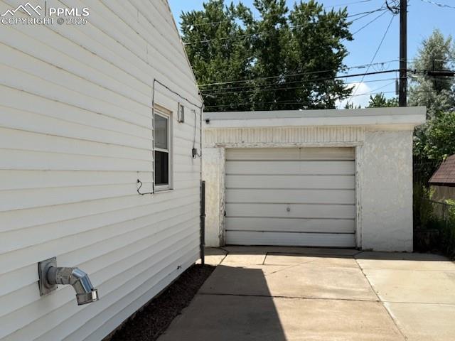 Image 14 of 16: Garage