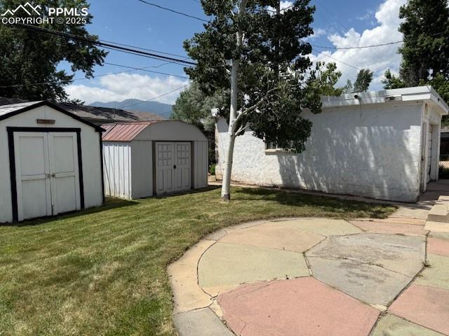 Image 16 of 16: Yard