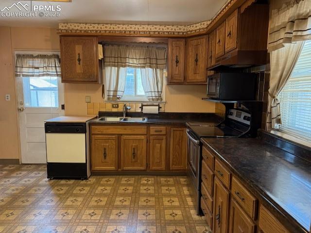 Image 5 of 16: Kitchen