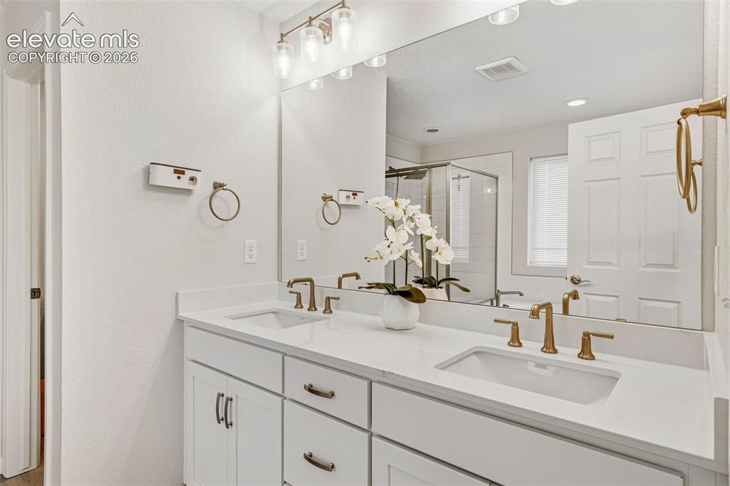 Image 16 of 28: Bathroom