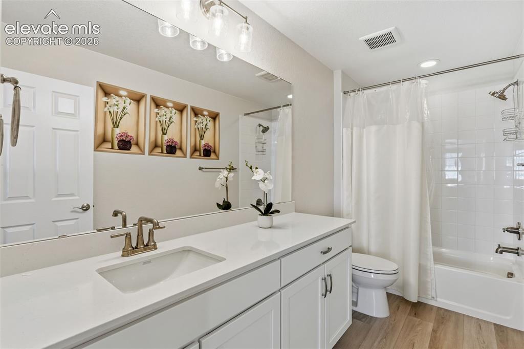 Image 19 of 28: Bathroom