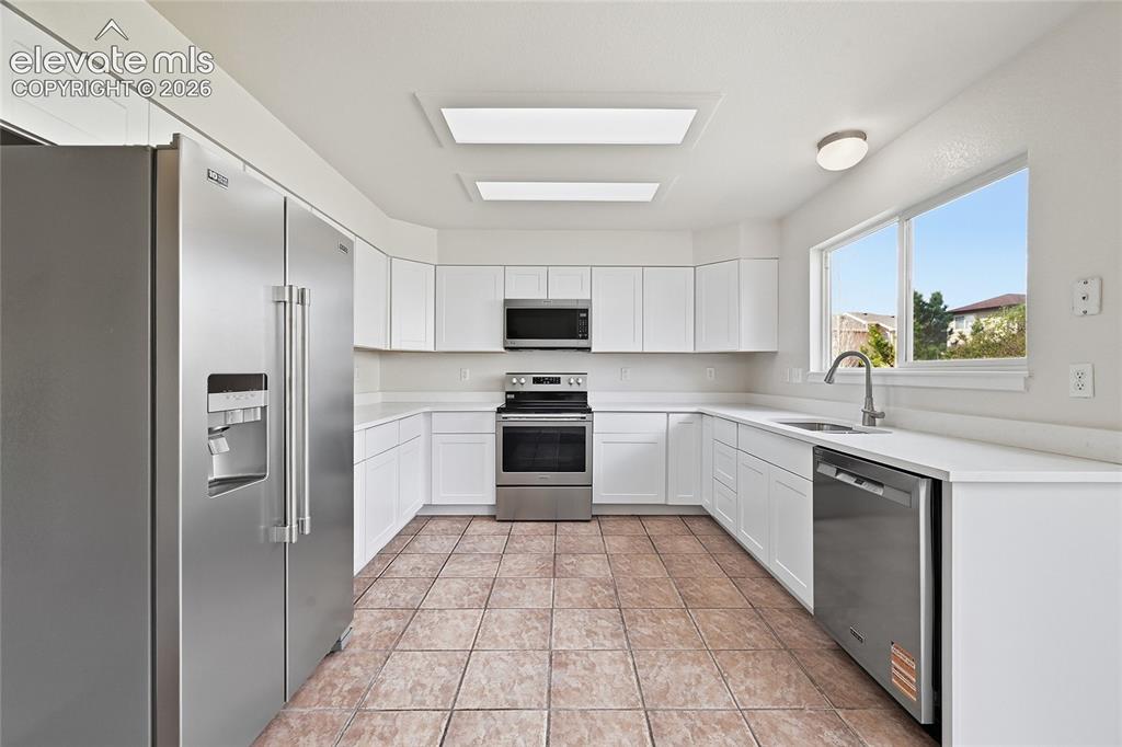 Image 10 of 30: Kitchen