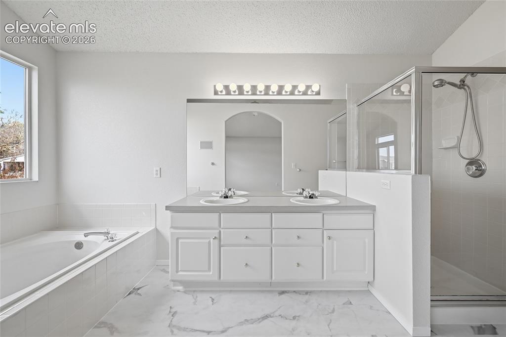 Image 19 of 30: Bathroom