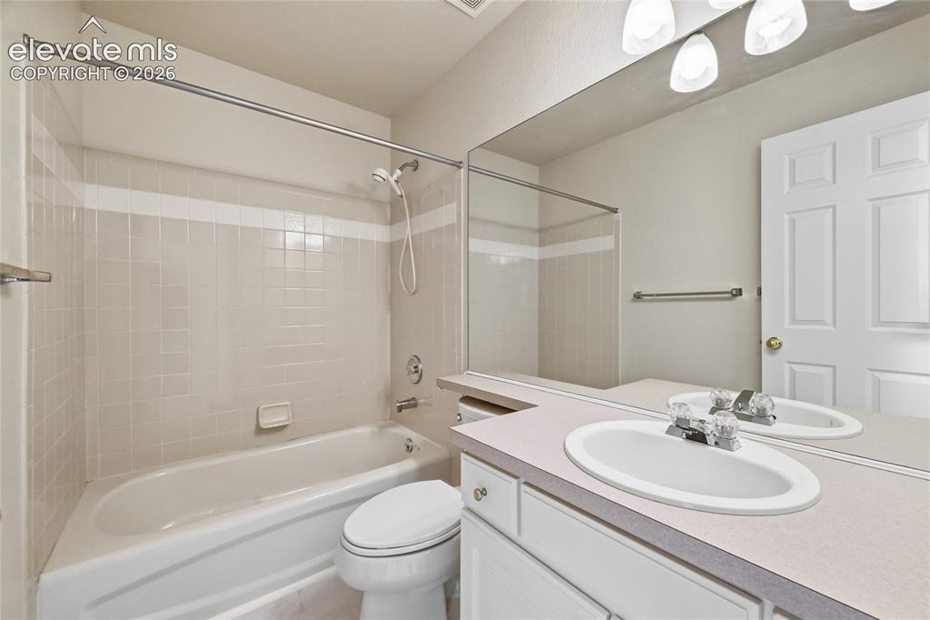 Image 22 of 30: Bathroom