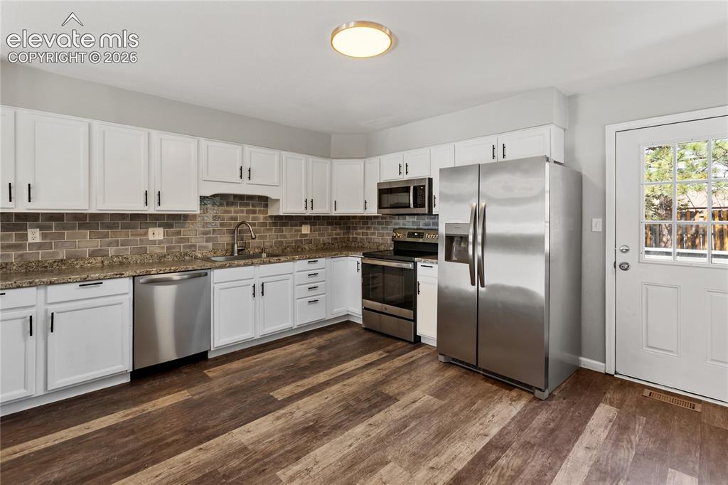 Image 10 of 31: Kitchen