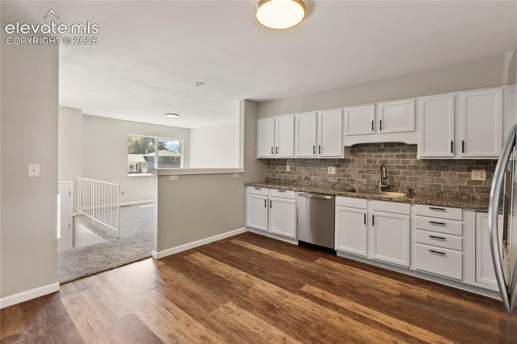 Image 7 of 31: Kitchen