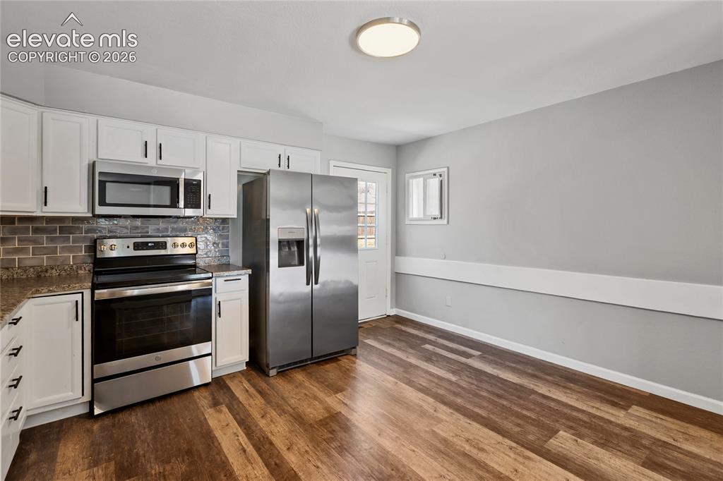 Image 9 of 31: Kitchen