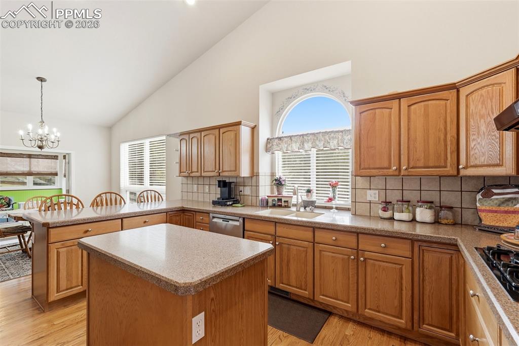 Image 10 of 50: Kitchen