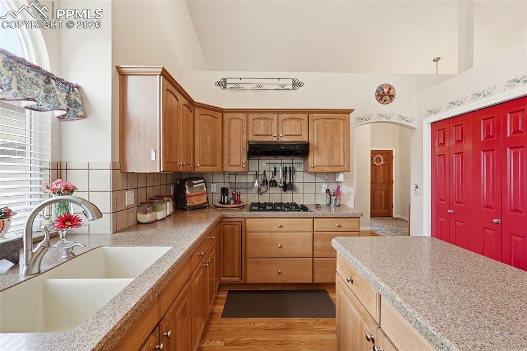 Image 12 of 50: Kitchen