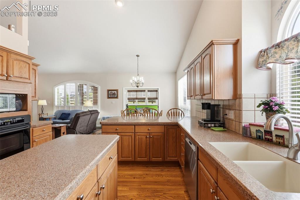 Image 13 of 50: Kitchen