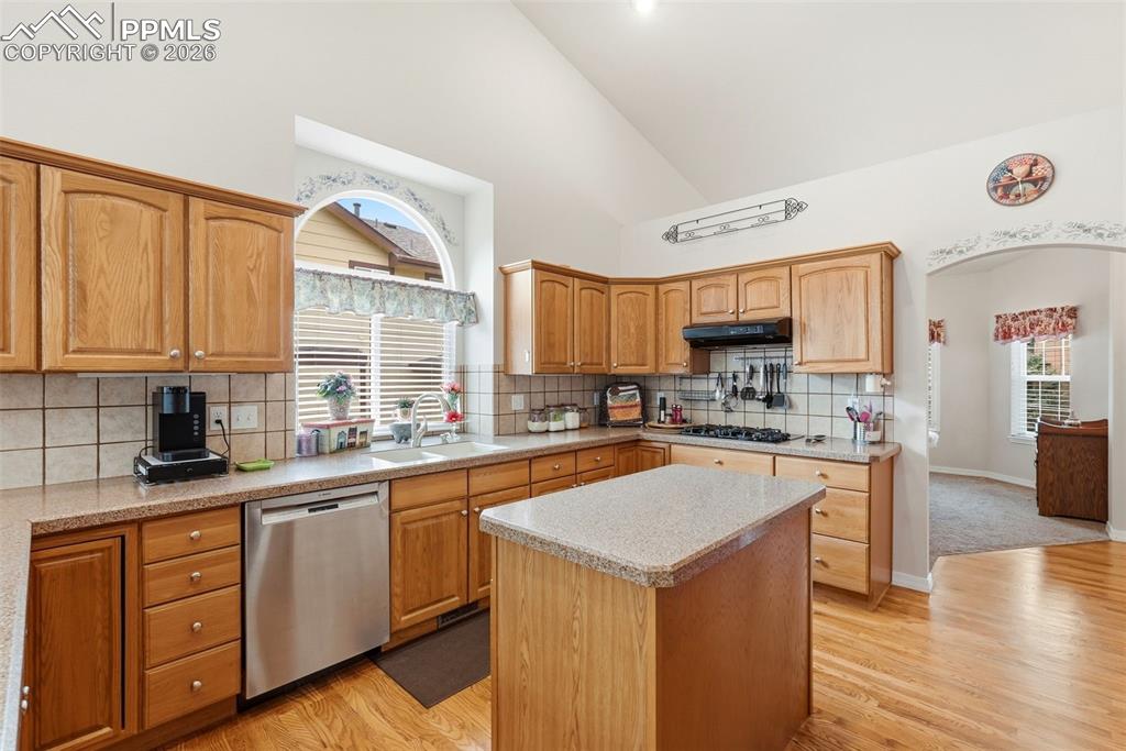 Image 14 of 50: Kitchen