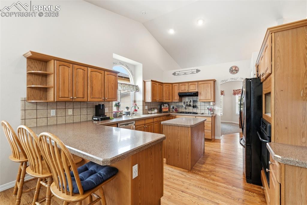 Image 15 of 50: Kitchen