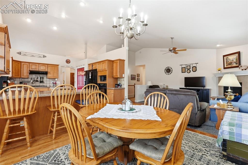 Image 16 of 50: Dining Area