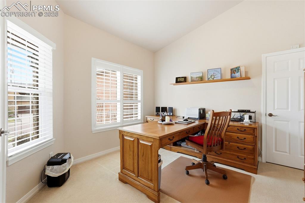 Image 21 of 50: Office