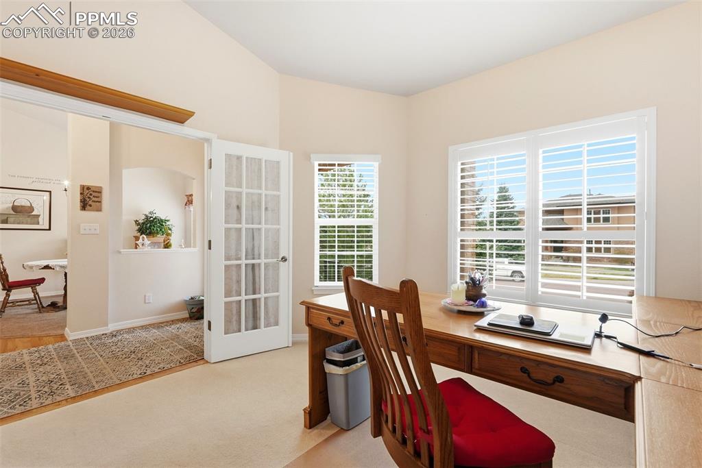 Image 22 of 50: Office