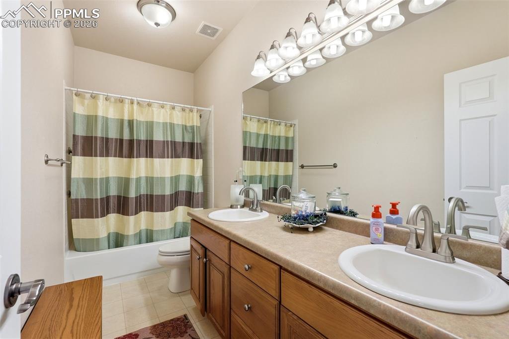 Image 29 of 50: Bathroom