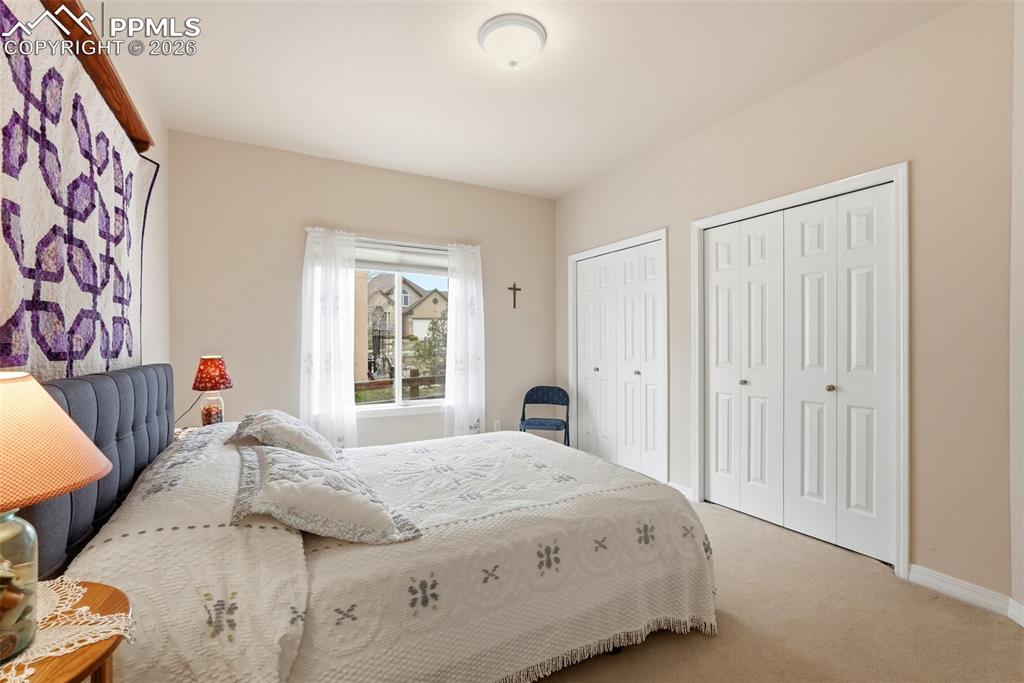 Image 31 of 50: Bedroom