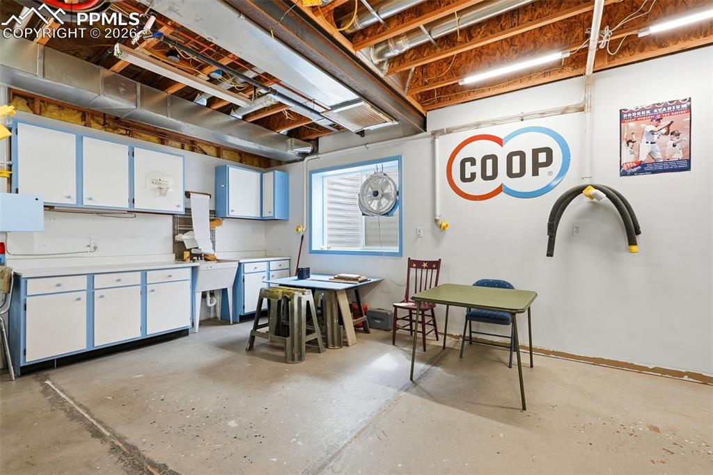 Image 40 of 50: Workshop