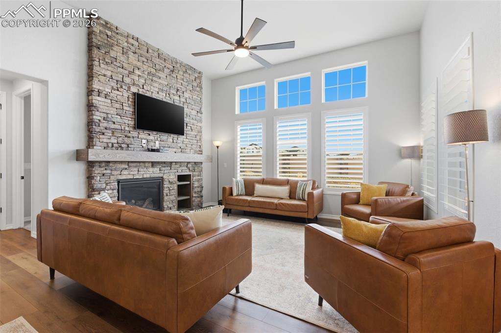 Image 3 of 6: Living Room