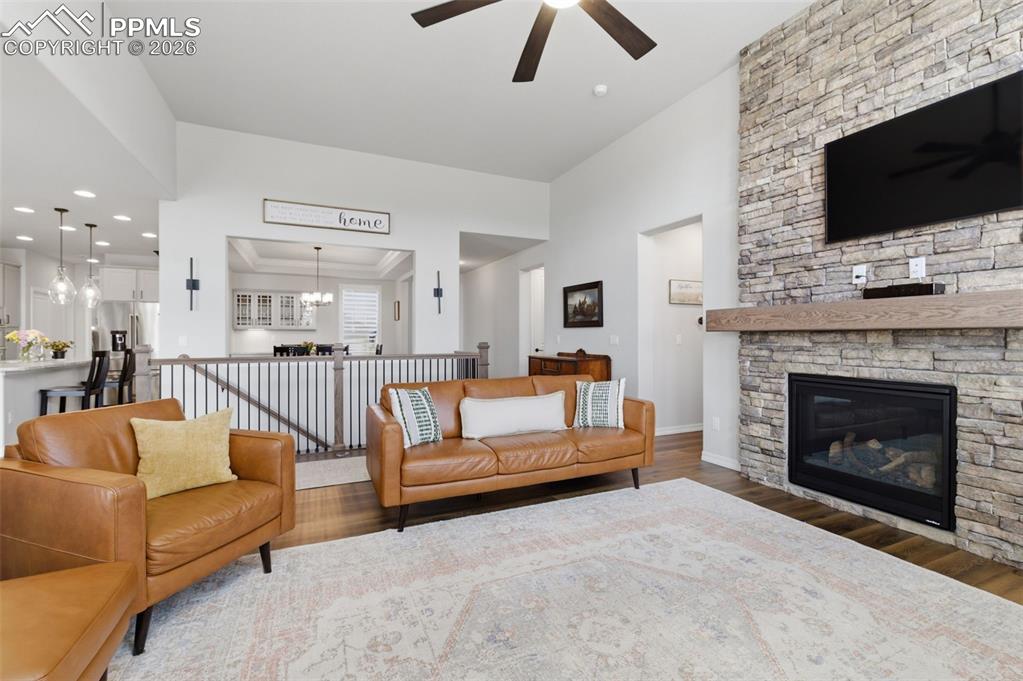 Image 4 of 6: Living Room