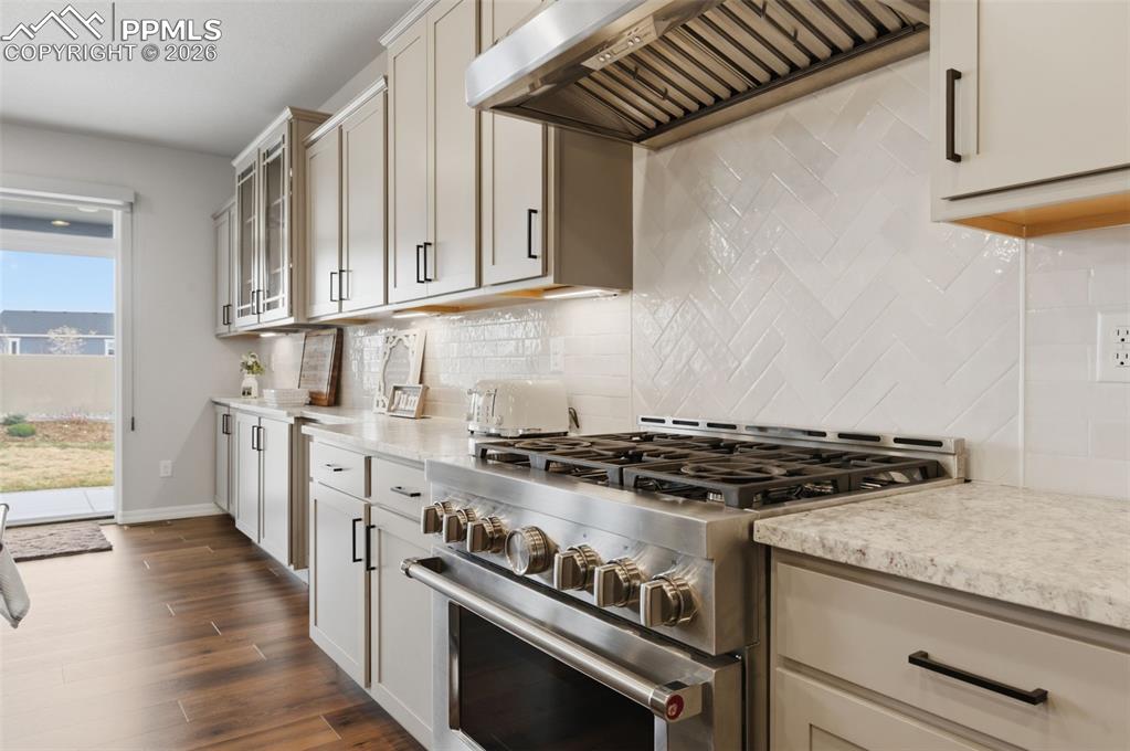 Image 5 of 6: Kitchen